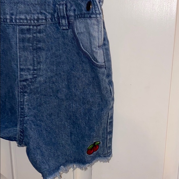 Super Cute Denim Overall Shorts w/Cherries Sz 5T - Picture 4 of 9